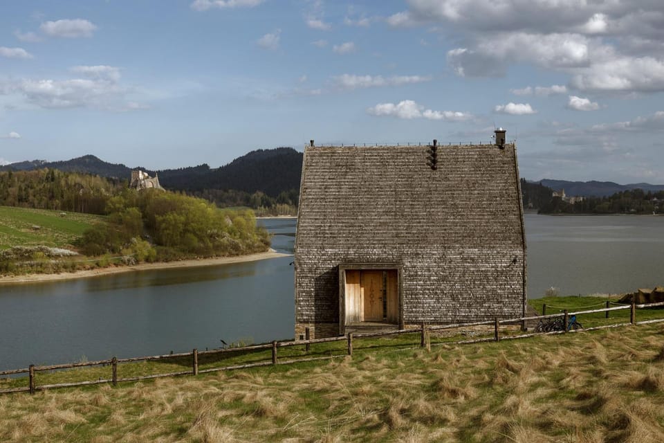 Property building, Nearby landmark, Day, Natural landscape, Lake view, Landmark view, Mountain view