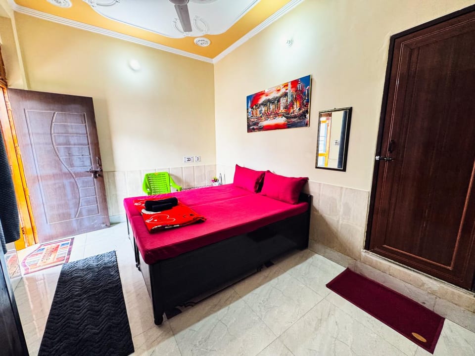 Bed, Living room, Photo of the whole room, Seating area, Bedroom