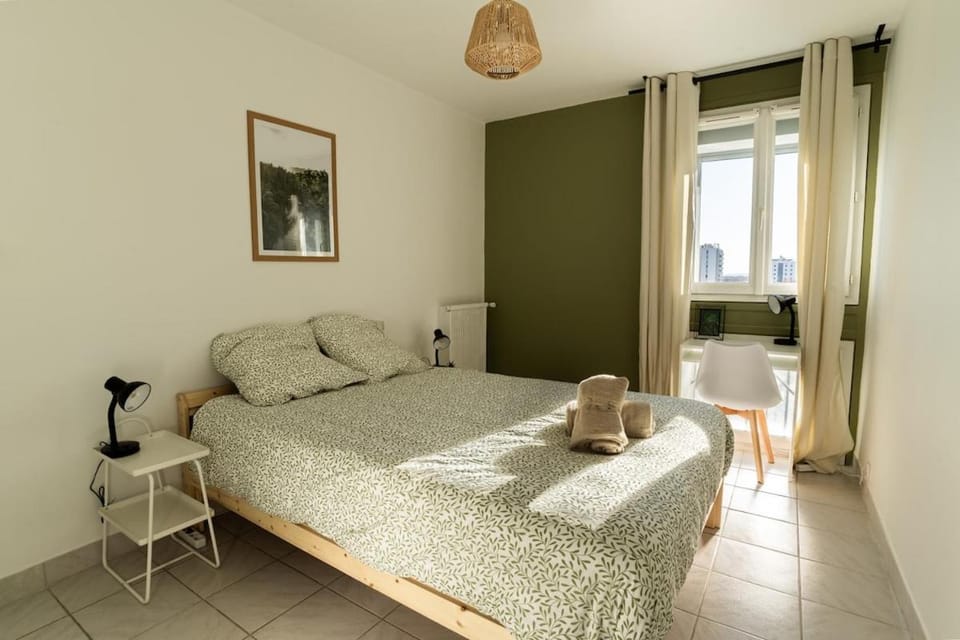 Bed, Photo of the whole room, Seating area, Bedroom, towels