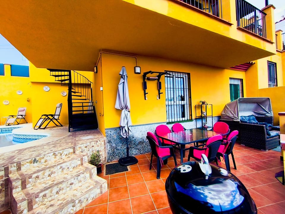 Property building, Patio, Balcony/Terrace, Swimming pool, sunbed