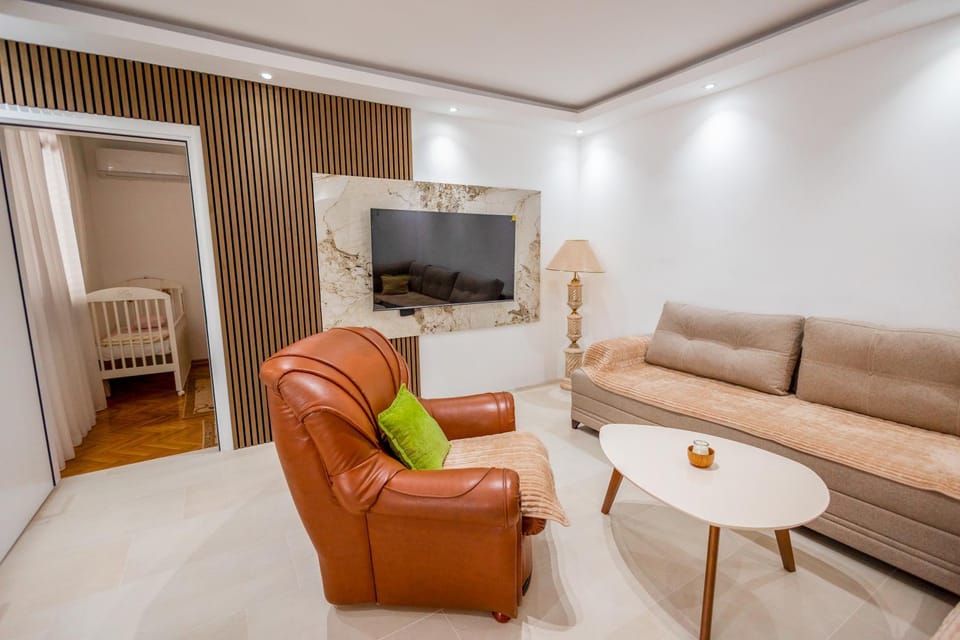 Communal lounge/ TV room, Communal lounge/ TV room, TV and multimedia, Living room, Seating area, Evening entertainment