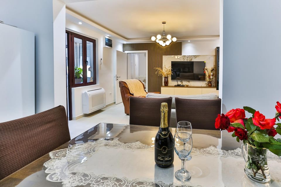TV and multimedia, Kitchen or kitchenette, Living room, Food and drinks, Seating area, Dining area, Drinks, minibar, oven