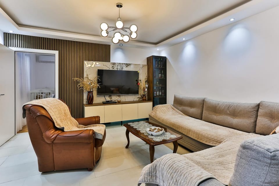 Communal lounge/ TV room, TV and multimedia, Living room, Seating area, Evening entertainment