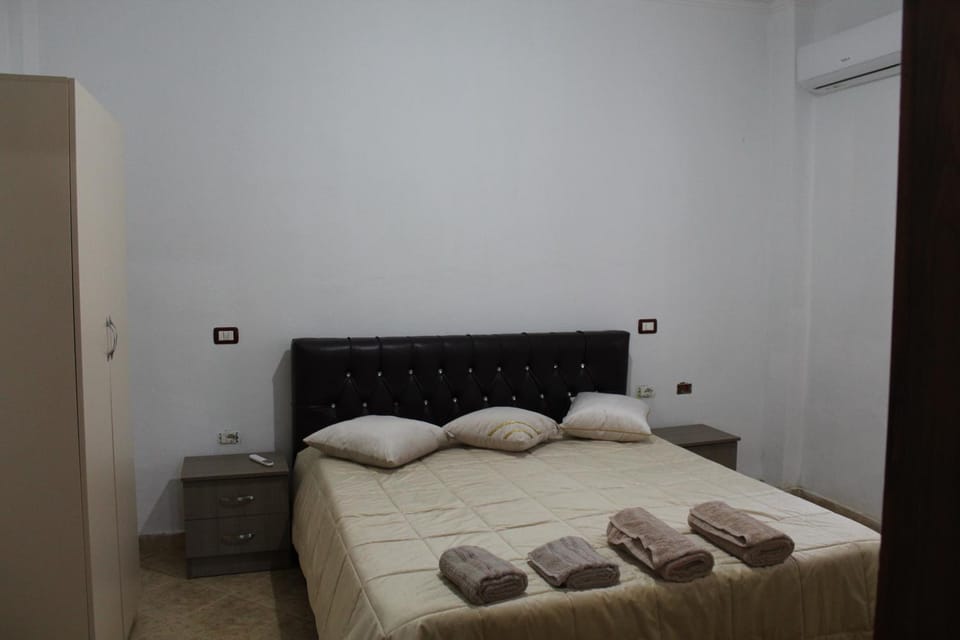Bed, Bedroom, towels