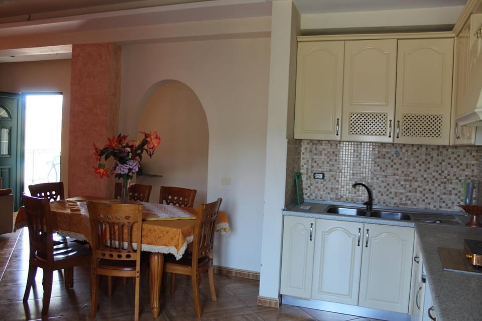Kitchen or kitchenette, Dining area, minibar, stove