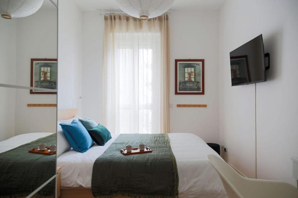 Bed, TV and multimedia, Photo of the whole room, Bedroom