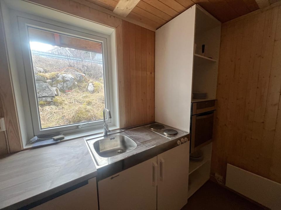 Kitchen or kitchenette, stove, kitchen, kitchen