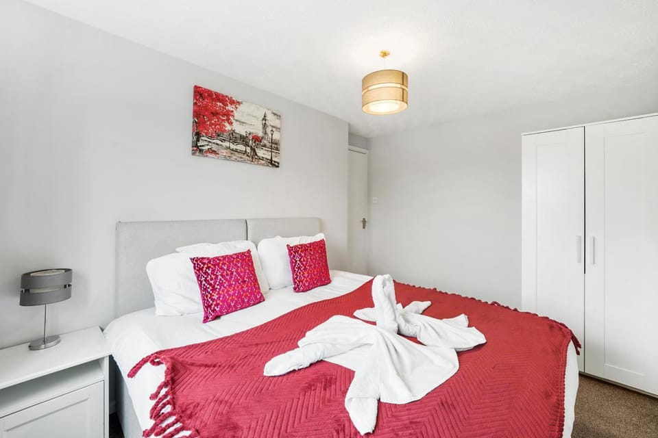 Lovely 3 Bed Detached - Parking Apartment in Bedford