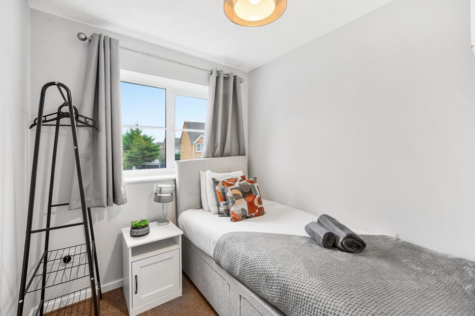 Lovely 3 Bed Detached - Parking Apartment in Bedford