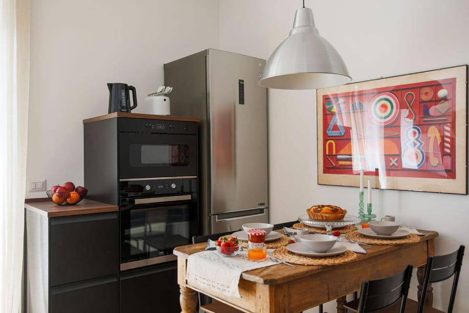 Coffee/tea facilities, Kitchen or kitchenette, Dining area, oven, stove