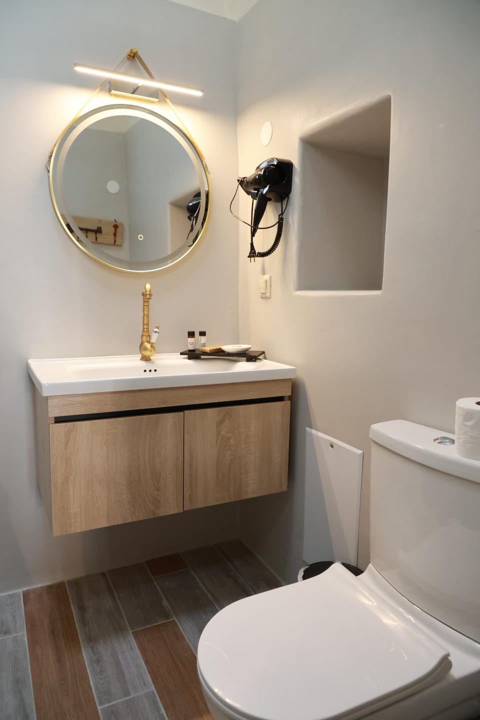 Toilet, Bathroom, hair dryier