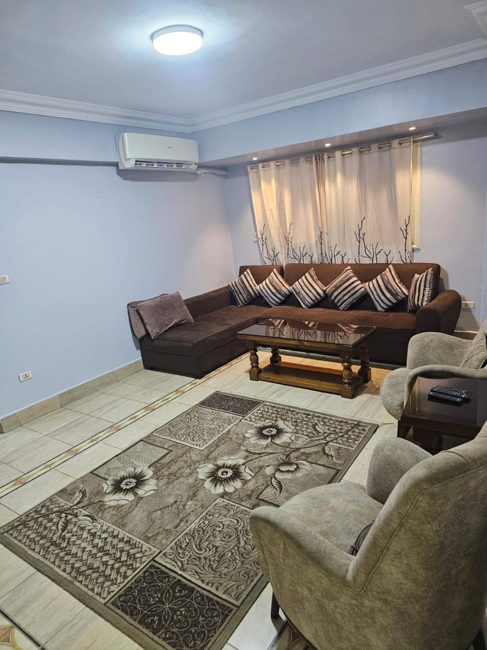 شقه في الدقي شارع مصدق الرئيسي Apartment in Egypt