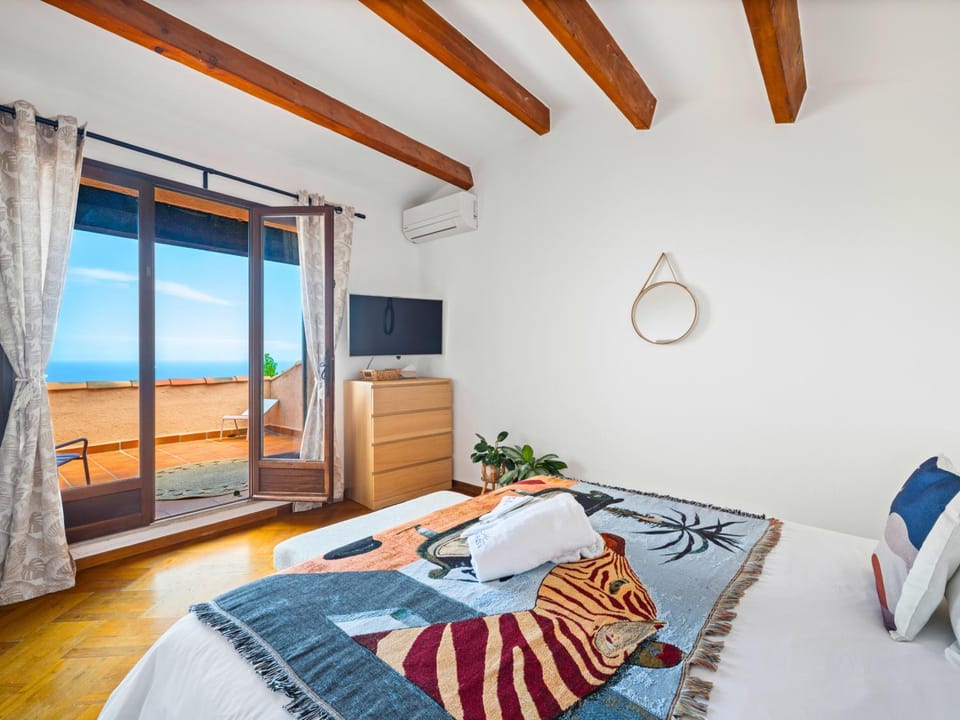 Bed, TV and multimedia, Photo of the whole room, Bedroom, Sea view, towels