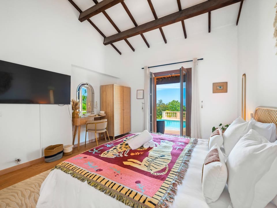 Bed, Natural landscape, TV and multimedia, Photo of the whole room, Bedroom, Pool view, Swimming pool, towels