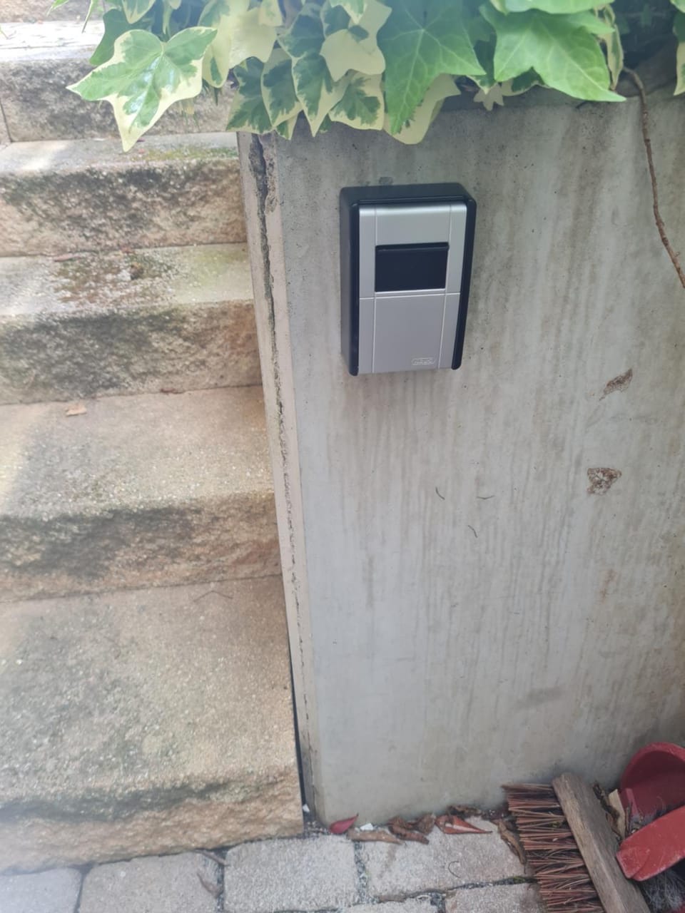 Facade/entrance, safe