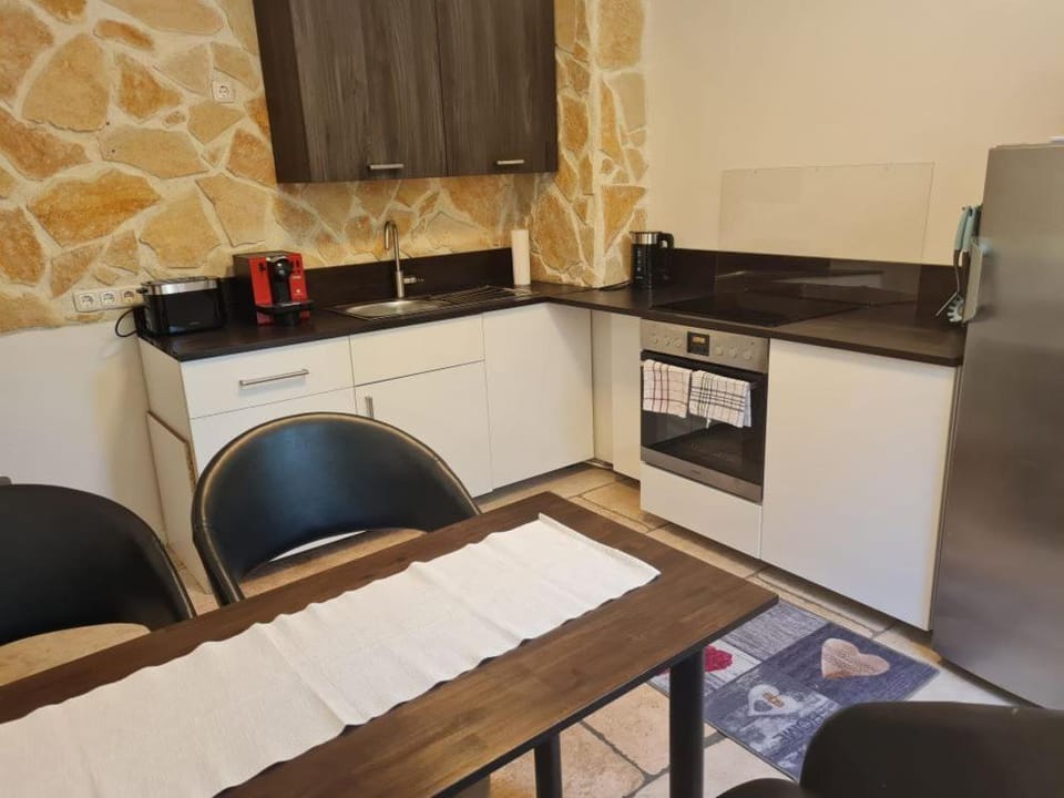 Kitchen or kitchenette, Dining area, oven, stove
