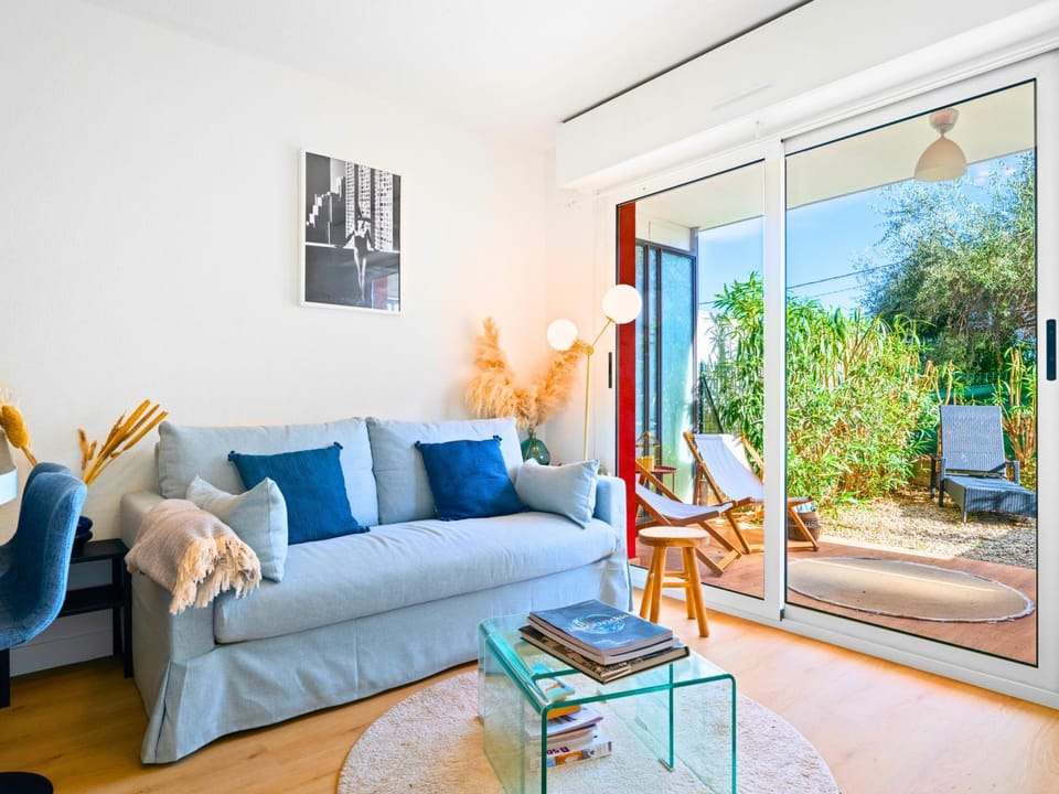 Patio, Balcony/Terrace, Living room, Seating area, Garden view