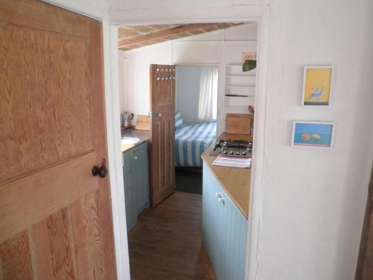 Kitchen or kitchenette, Bedroom