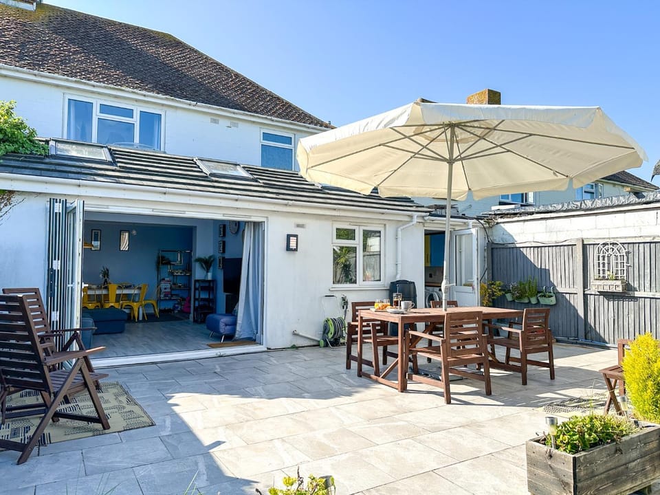 Property building, Patio, Spring, Day, Garden, Dining area, Garden view, sunbed