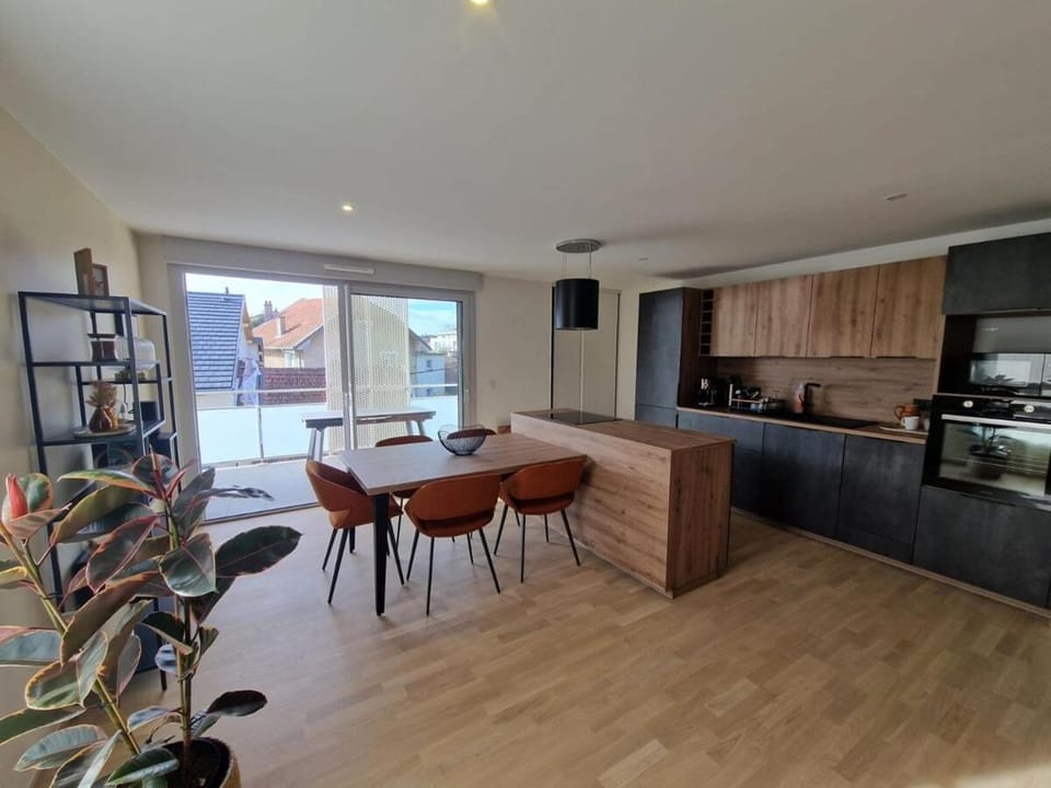 Kitchen or kitchenette, Dining area, oven