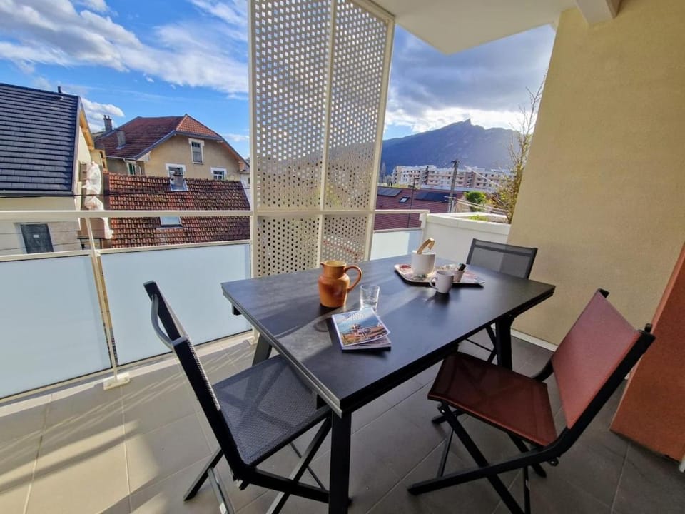 Balcony/Terrace, Dining area, Mountain view
