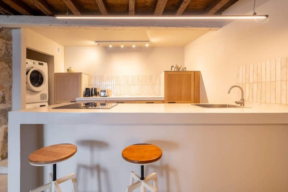 Kitchen or kitchenette, stove, washing machine