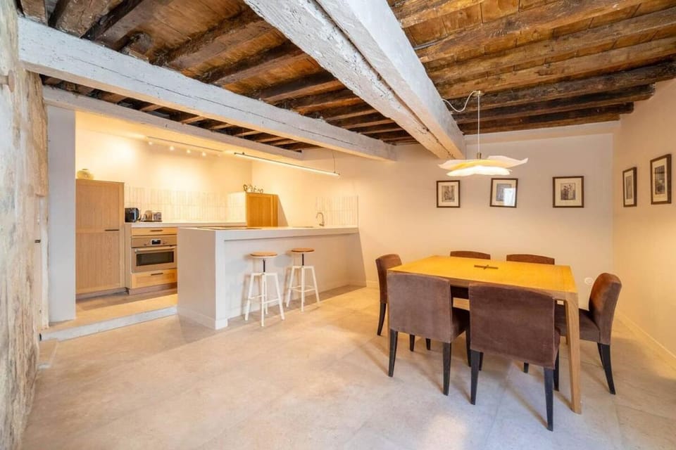 Kitchen or kitchenette, Dining area