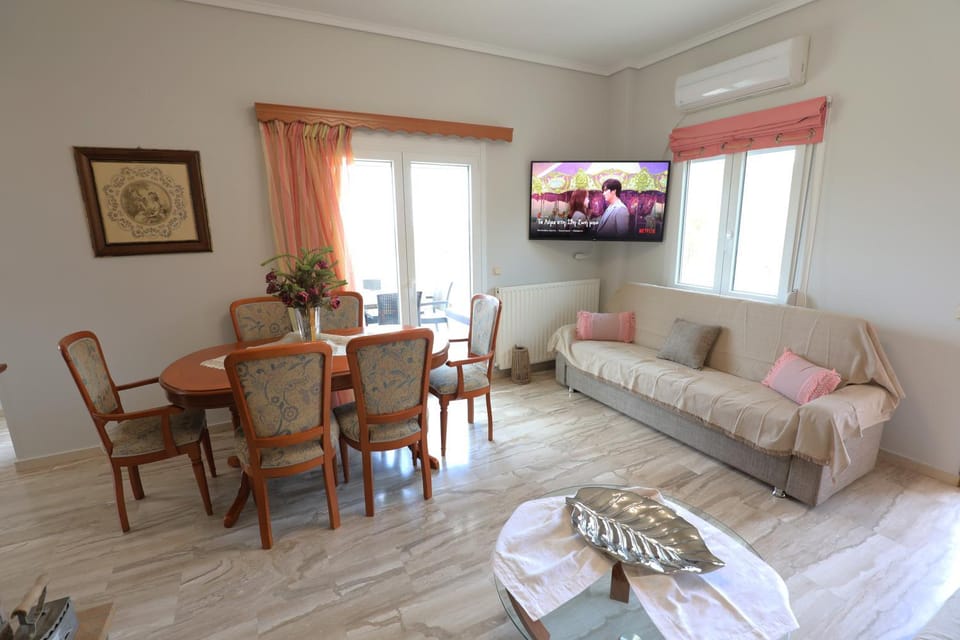 TV and multimedia, Living room, Seating area, Dining area, air conditioner