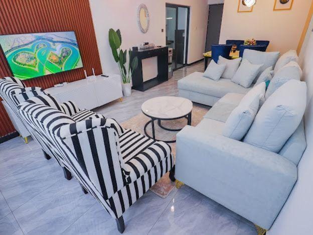elegant modern two bedroom apartment which features a swimming pool,fully equipped gym and city views and proximity to major shopping malls in kilimani and neighborhood Apartment in Nairobi