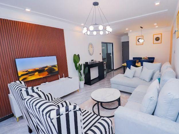 elegant modern two bedroom apartment which features a swimming pool,fully equipped gym and city views and proximity to major shopping malls in kilimani and neighborhood Apartment in Nairobi