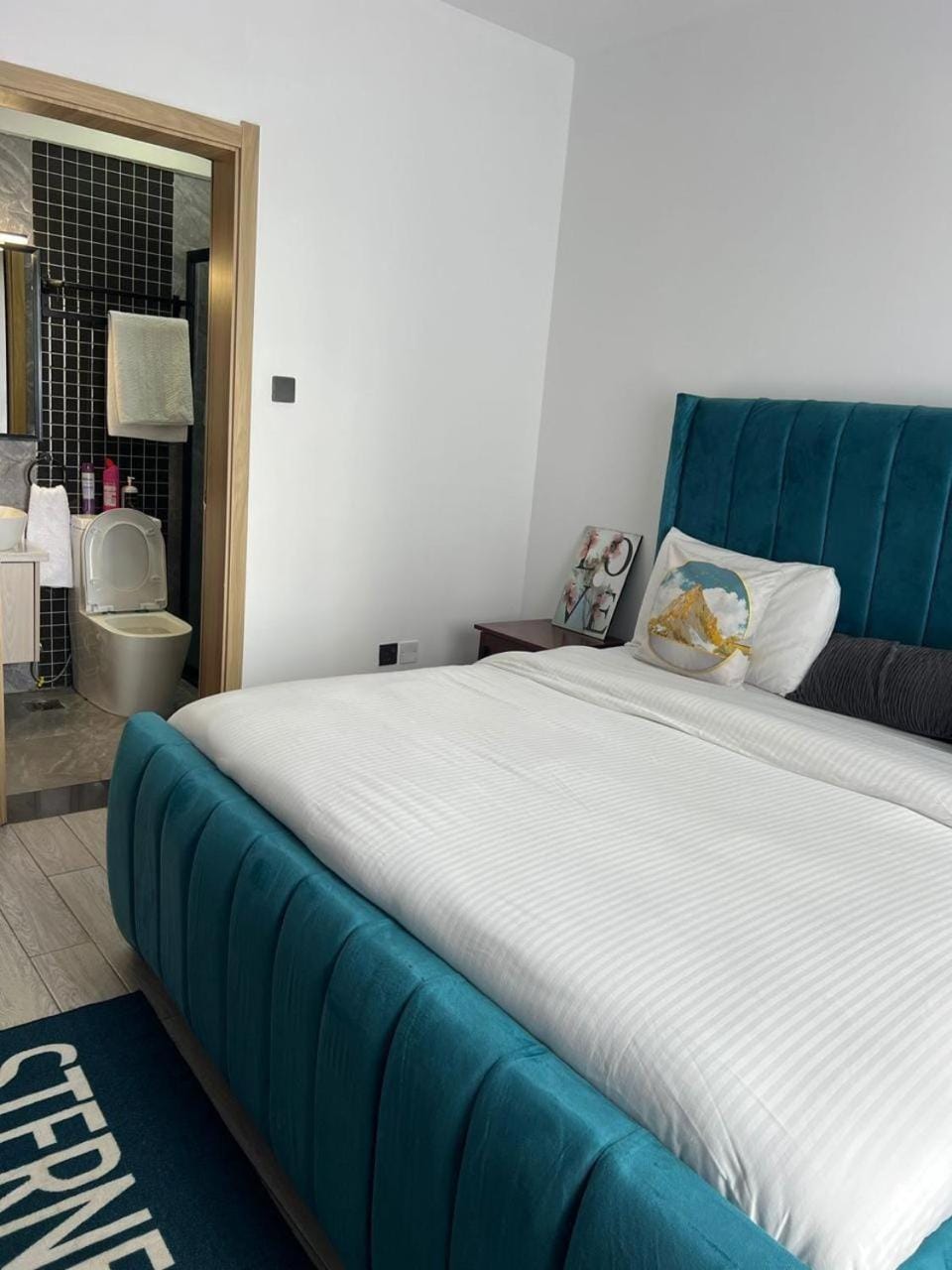 elegant modern two bedroom apartment which features a swimming pool,fully equipped gym and city views and proximity to major shopping malls in kilimani and neighborhood Apartment in Nairobi