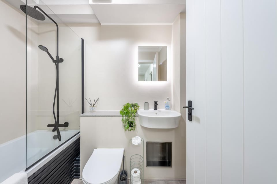 Urban And Trendy Stratford Property Sleeps 8 Free Parking Wifi Apartment in London