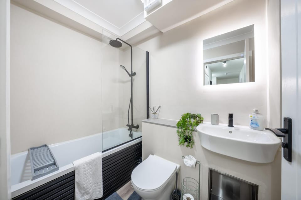 Urban And Trendy Stratford Property Sleeps 8 Free Parking Wifi Apartment in London