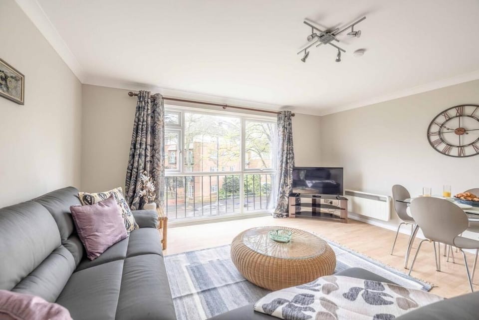 2 Bed Apartment, Close to Windsor, Free Parking - By Tempstay Apartment in Windsor