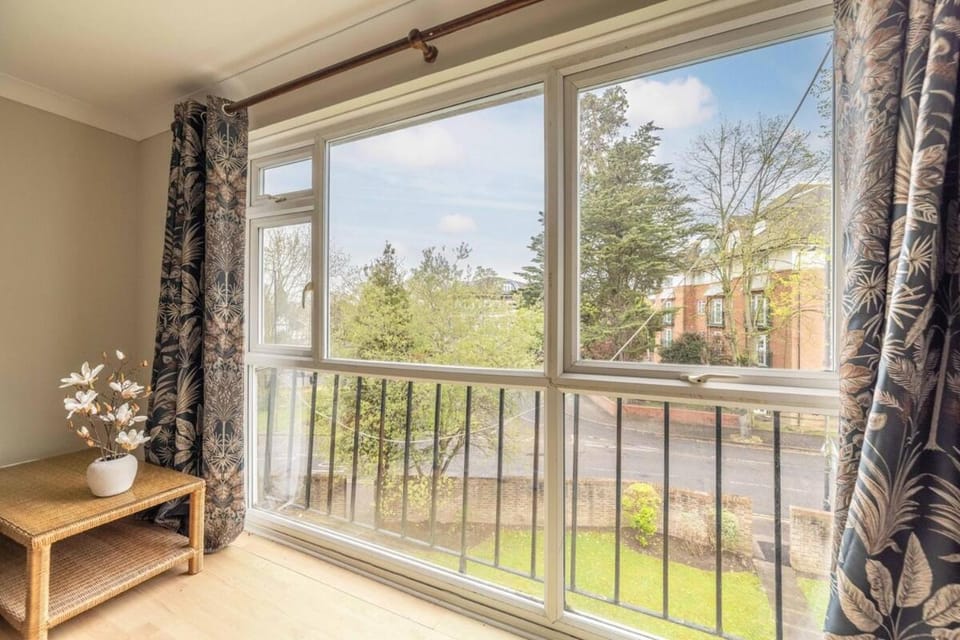 2 Bed Apartment, Close to Windsor, Free Parking - By Tempstay Apartment in Windsor