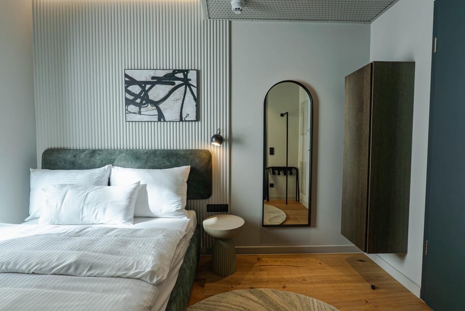 Photo of the whole room, Bedroom, wardrobe