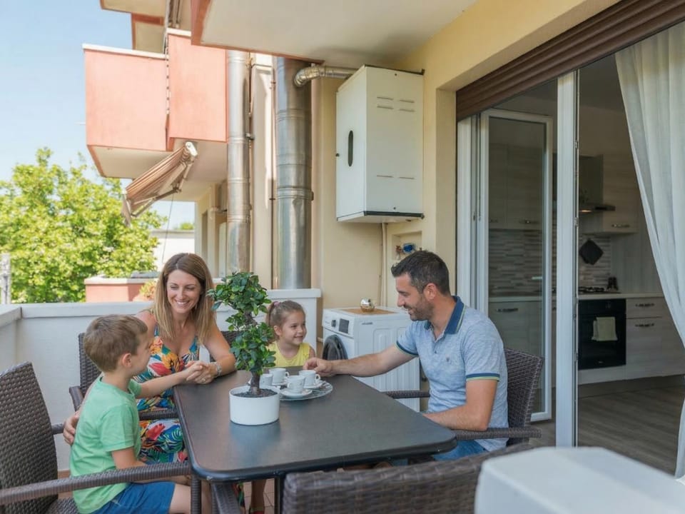 Day, People, Balcony/Terrace, Dining area, Guests, children, Family