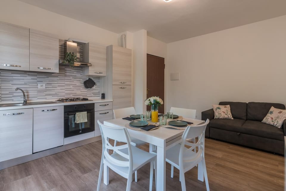 Kitchen or kitchenette, Living room, Seating area, Dining area