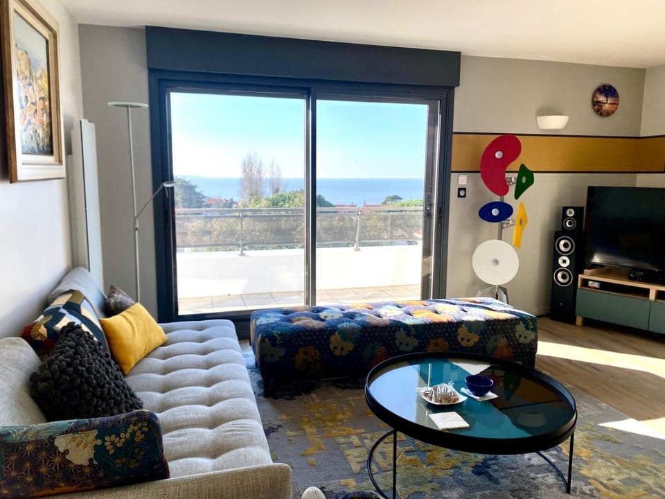 Natural landscape, TV and multimedia, Living room, Seating area, Sea view