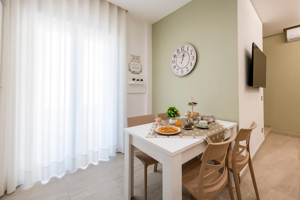 TV and multimedia, Seating area, Dining area