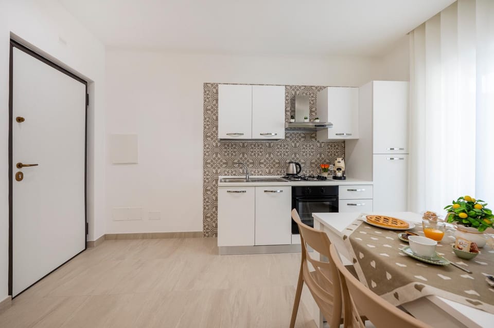 Kitchen or kitchenette, Dining area, stove