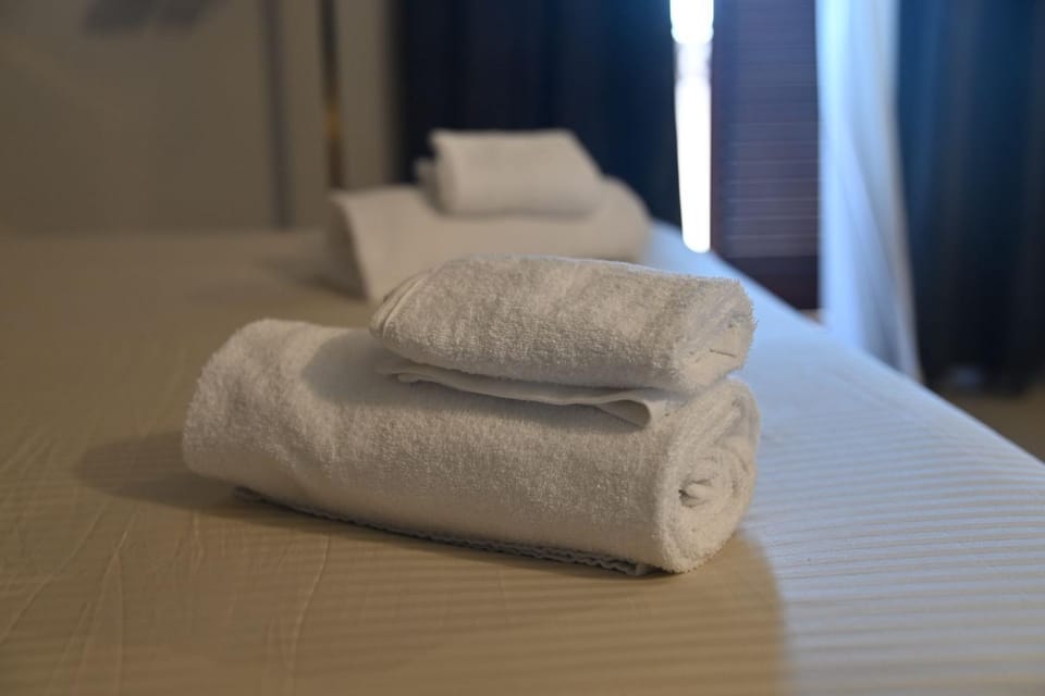 Bed, Bedroom, towels