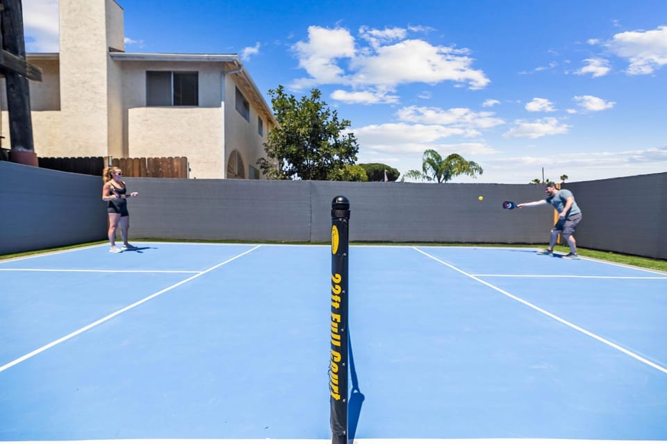 Day, People, Tennis court, group of guests