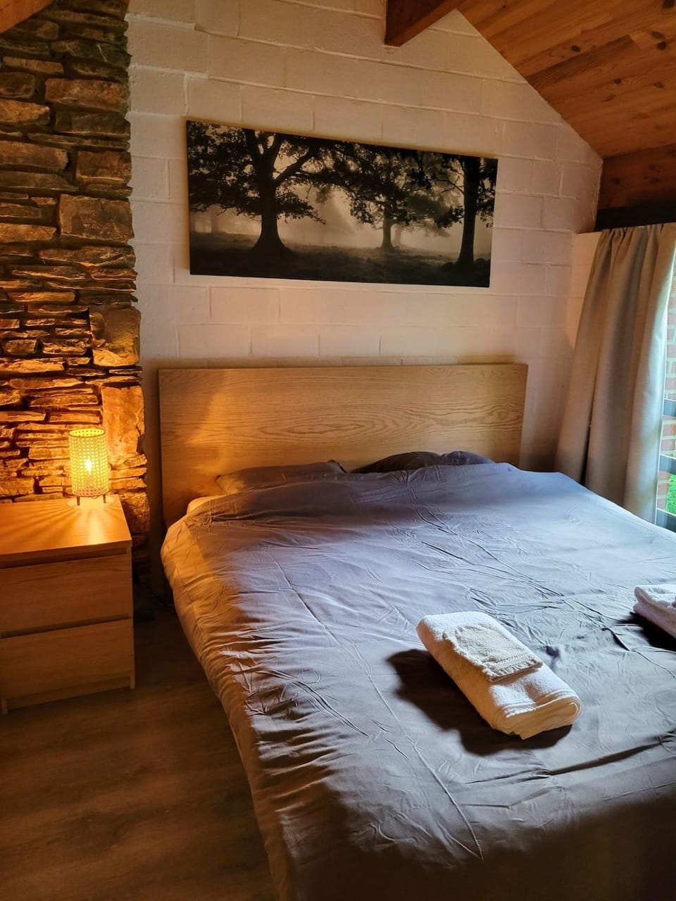 Bed, Photo of the whole room, Bedroom, towels