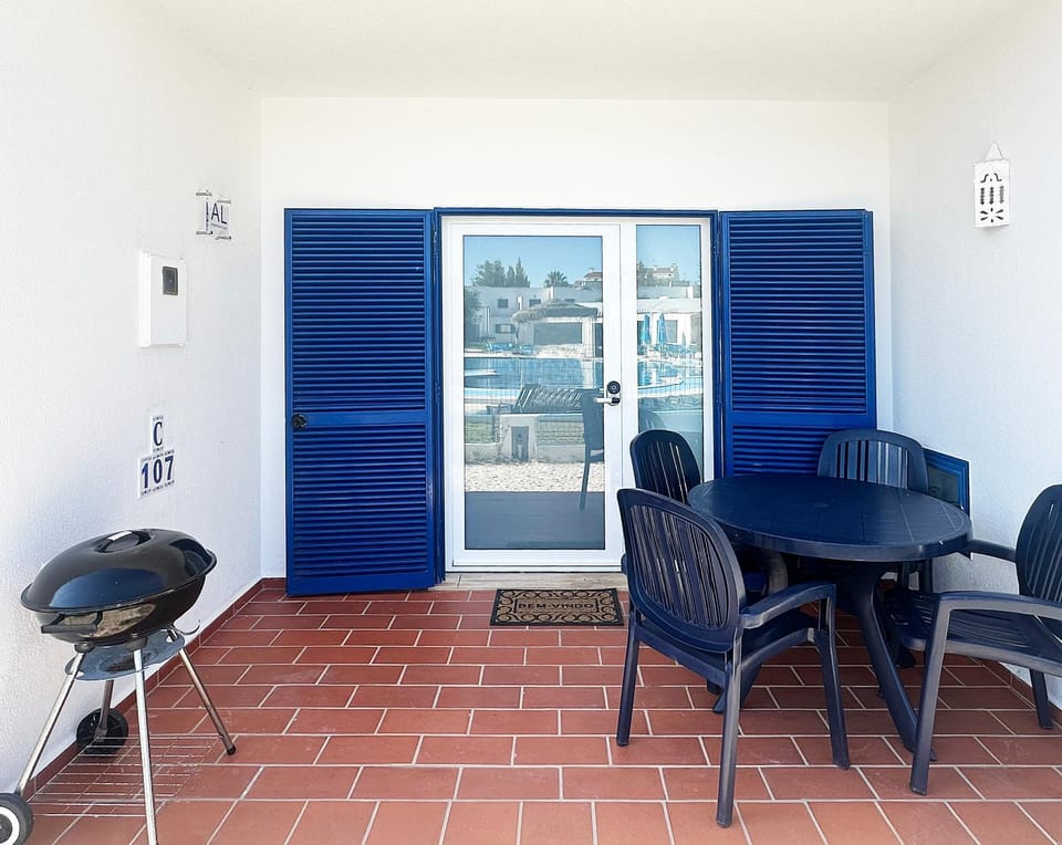 Facade/entrance, Balcony/Terrace
