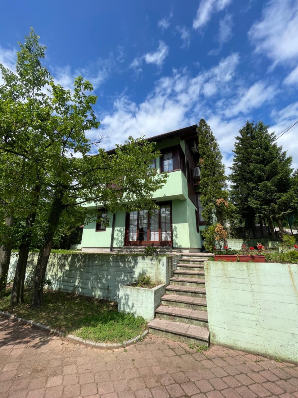 Property building, Garden, Parking