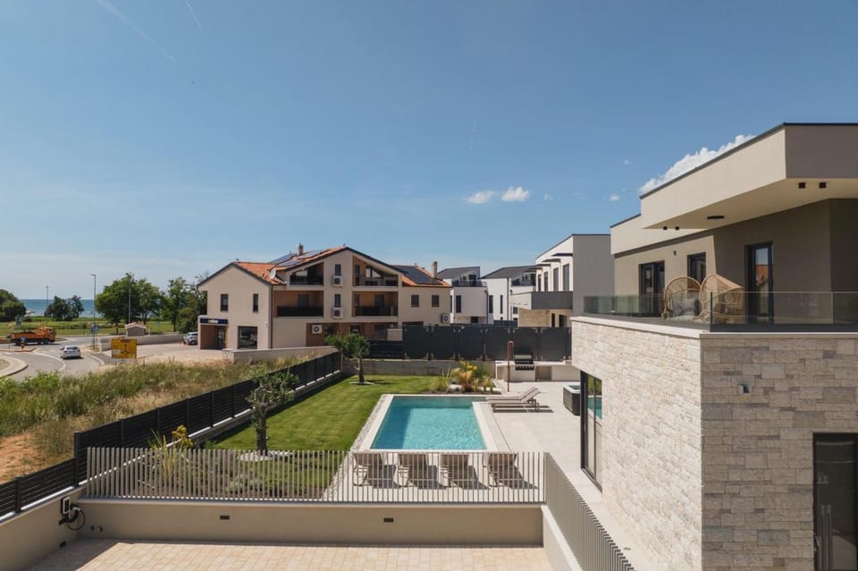 Property building, Patio, Day, Pool view, Swimming pool, sunbed