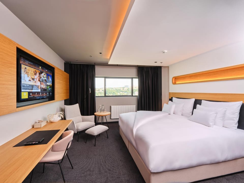Bed, TV and multimedia, Living room, Photo of the whole room, Seating area, Bedroom