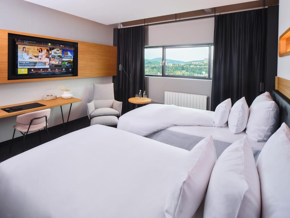 Bed, TV and multimedia, Photo of the whole room, Bedroom