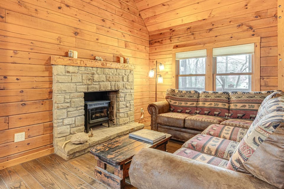 8 Mi to IU Cabin with Reading Nook, Fire Pit and Yard Cabin in Indiana